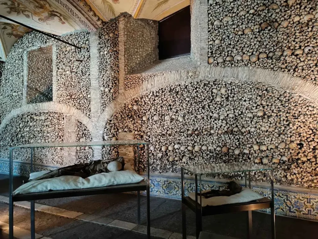 Paredes cubiertas de huesos en Évora