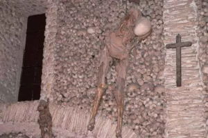 Momias en la capilla de los huesos en evora portugal