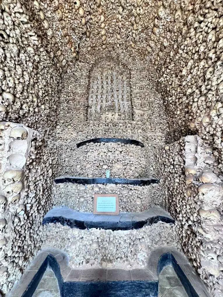 altar hecho de huesos en la capilla de alcantarilha portugal