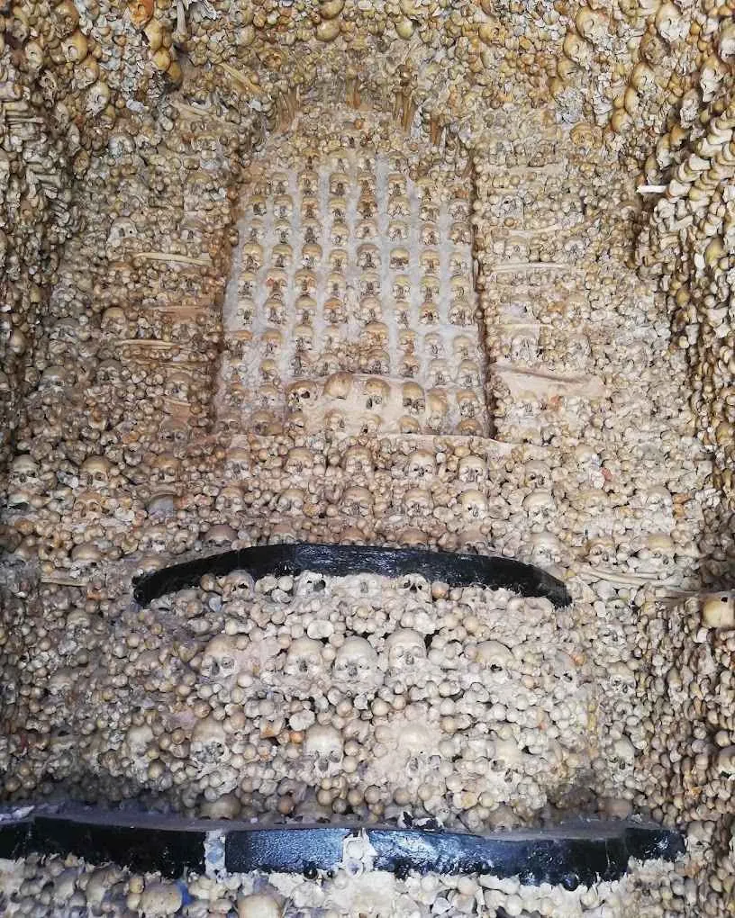 Huesos humanos en la capilla de Alcantarilha