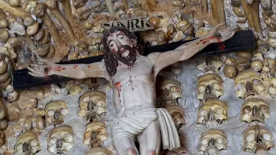 Interior de la Capela dos Ossos en Alcantarilha