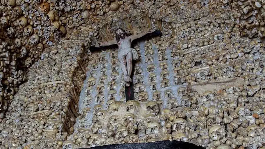 Huesos humanos en la capilla de Alcantarilha