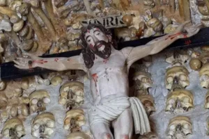 Capela dos Ossos, detalle macabro en Alcantarilha