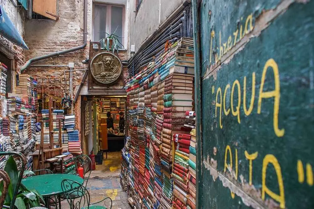 Interior pintoresco de la Librería Acqua Alta