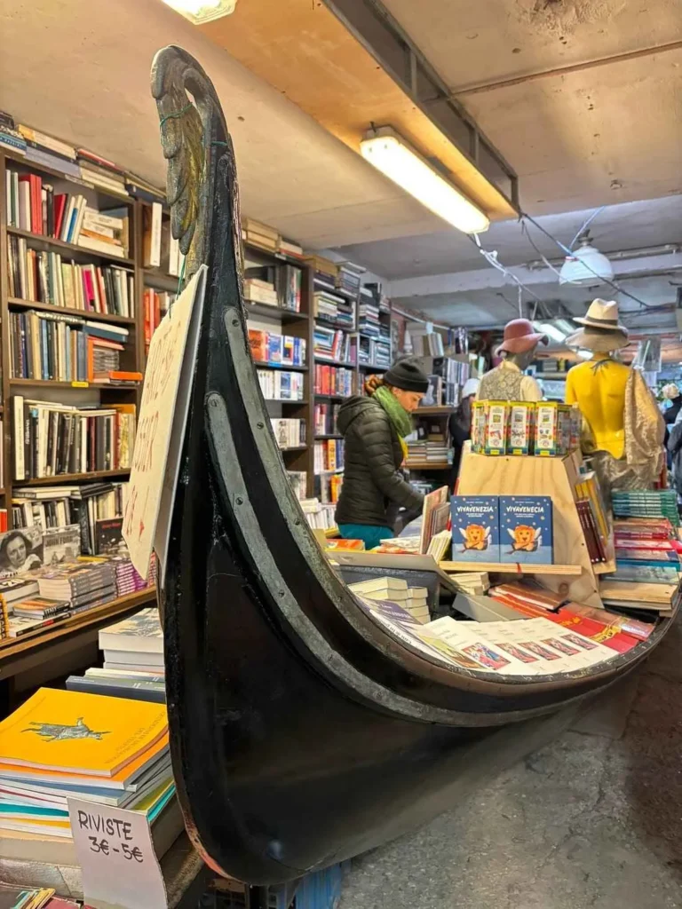 Góndolas llenas de libros en la Librería Acqua Alta