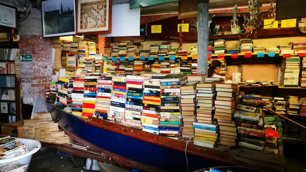 Libros apilados en góndolas dentro de la librería