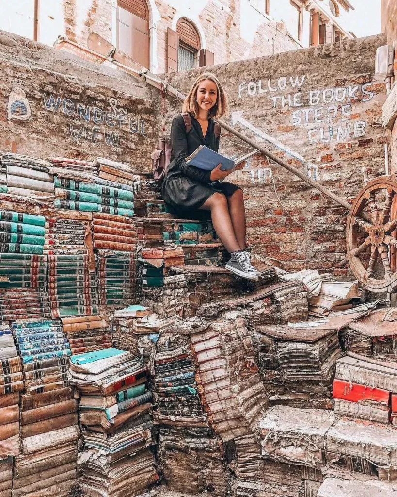 Escalera de libros en el patio de la librería