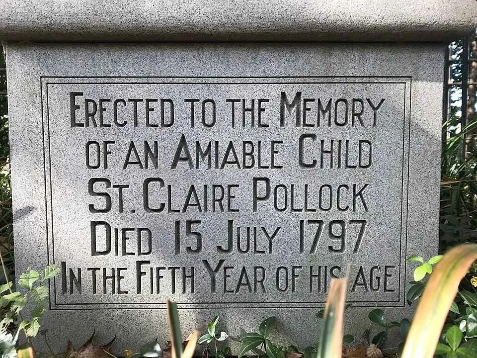 Inscripción monumental tallada en piedra en un lado del Monumento al Niño Amable