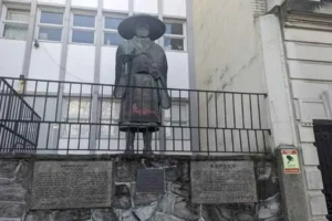 Estatua de Shinran Shonin frente a la Iglesia Budista de NYC