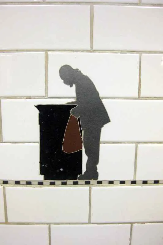 Obra de siluetas únicas a lo largo del andén de la estación Prince Street.