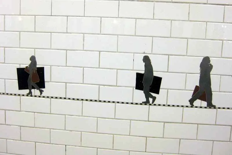 Instalación de arte "Carrying On" en la pared del andén de la estación Prince Street.