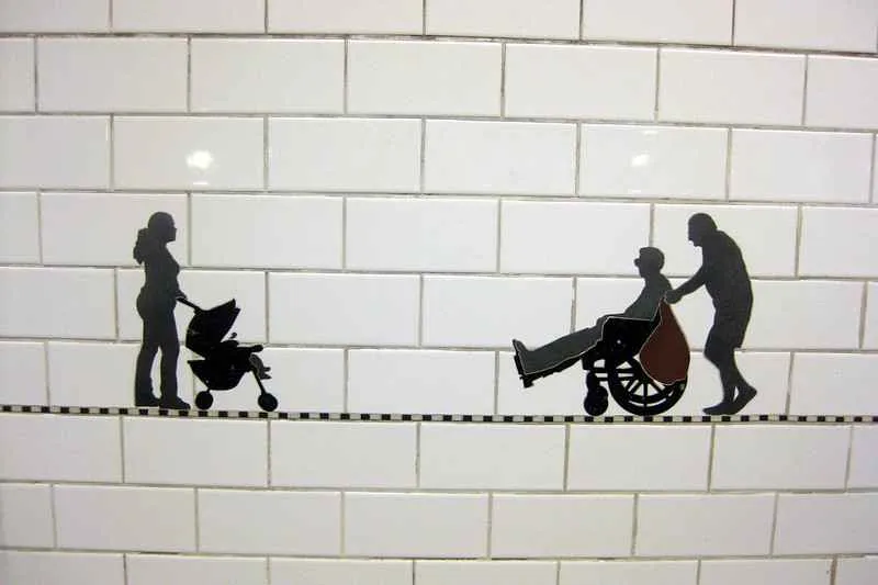 Carrying On" de Janet Zweig y Edward del Rosario en la estación Prince Street