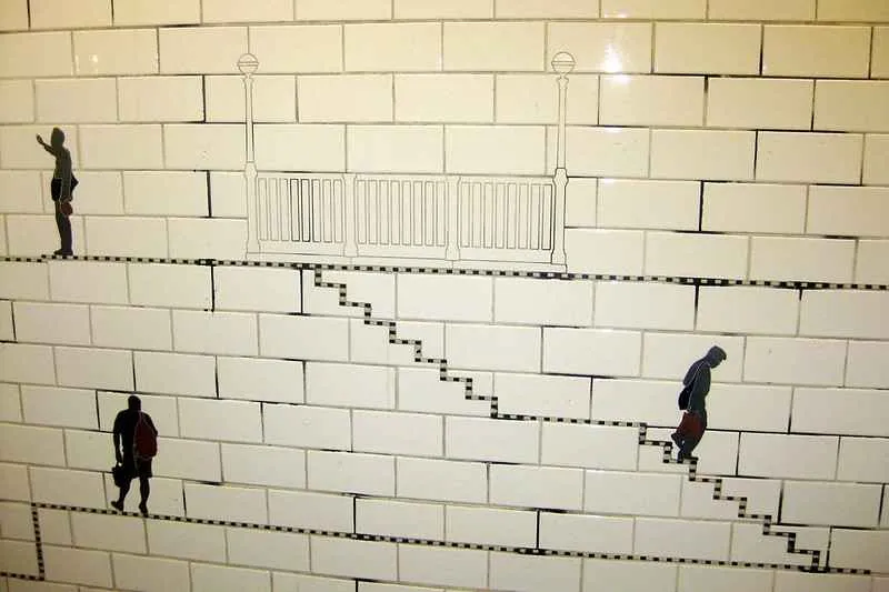 iguras humanas llevando objetos en la estación Prince Street