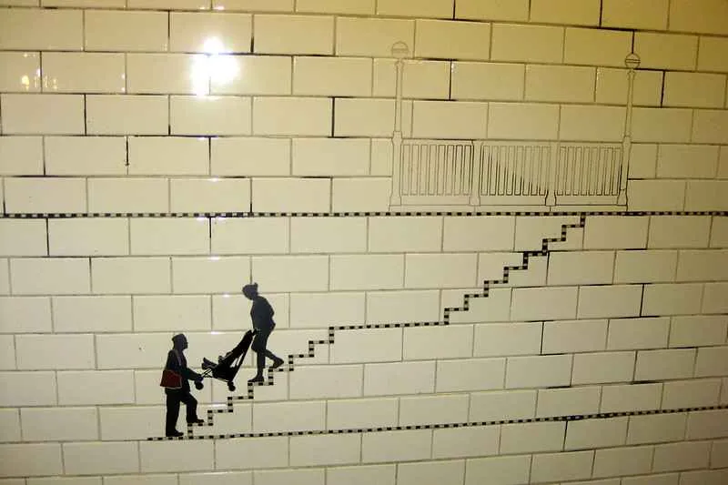 Obra de arte "Carrying On" exhibida en la estación Prince Street.