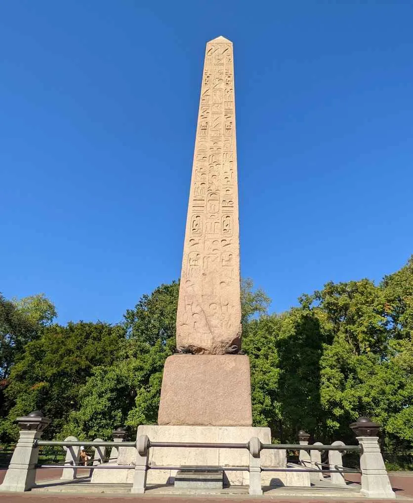 La famosa Cleopatra's Needle en el paisaje de Central Park