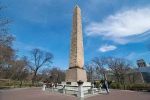 Obelisco egipcio antiguo conocido como Cleopatra's Needle