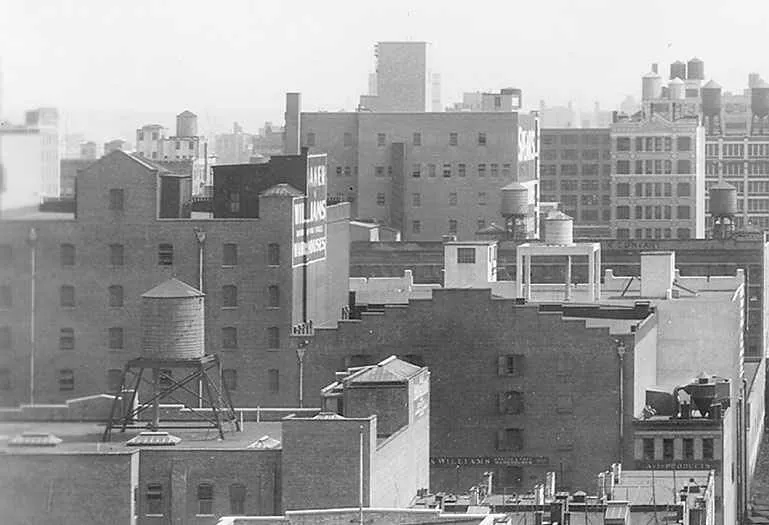 Los almacenes Baker y Williams son los edificios de ladrillo oscuro en el centro