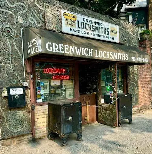 Fachada decorada con miles de llaves en Greenwich Locksmiths