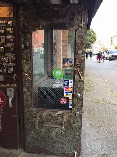 Miles de llaves adornan la fachada de Greenwich Locksmiths