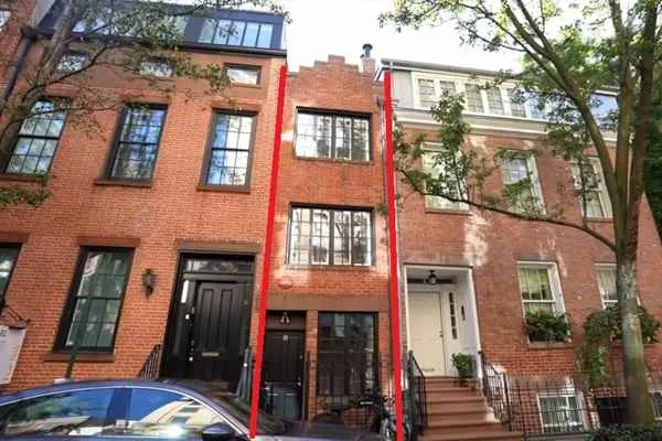 La casa adosada más estrecha de Nueva York en Greenwich Village