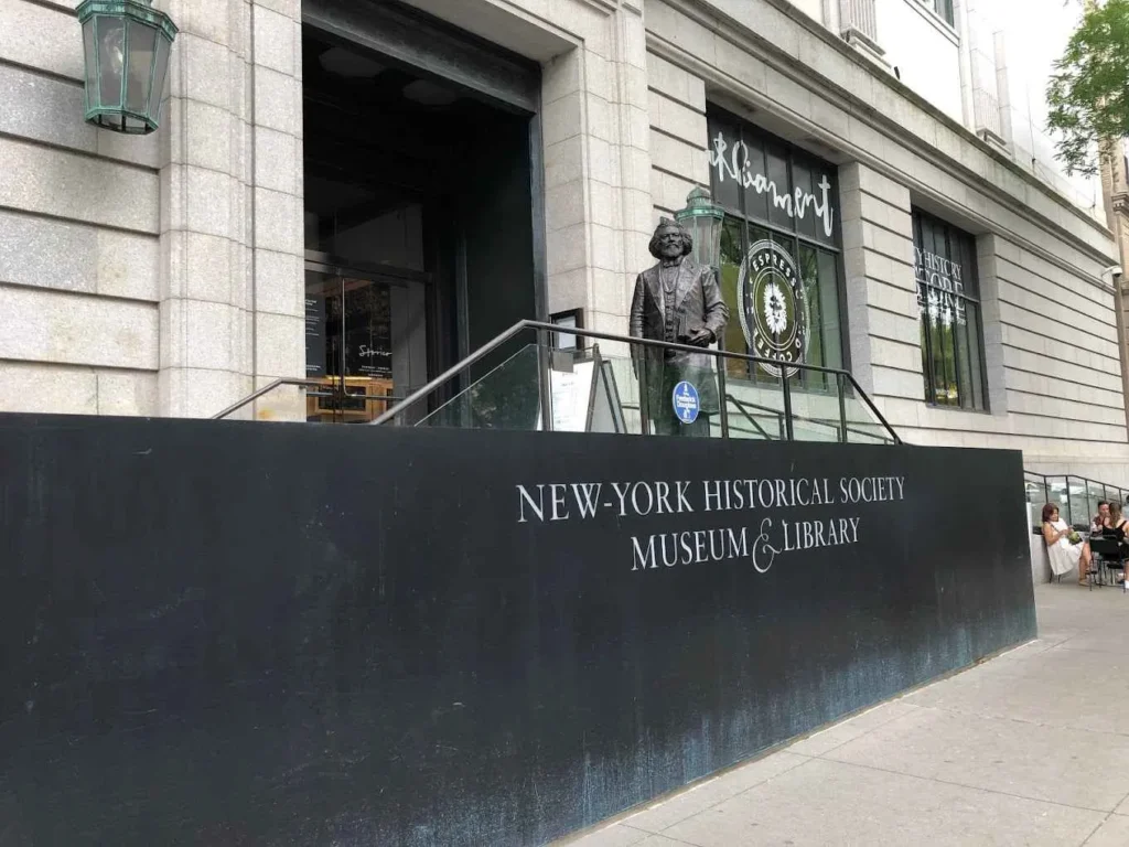 La New-York Historical Society es conocida por su controversia con el guion