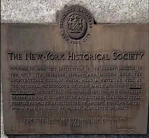 El guion en "New-York" tiene una historia de controversia.