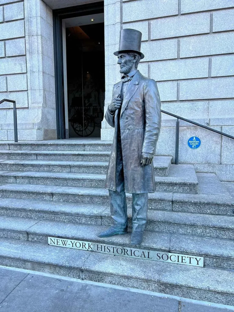 Un vistazo más cercano a la New-York Historical Society revela un guion