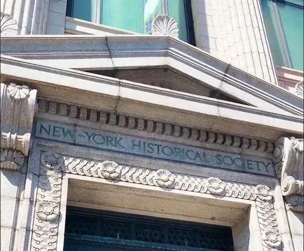Un guion en el nombre de la New-York Historical Society ha causado drama