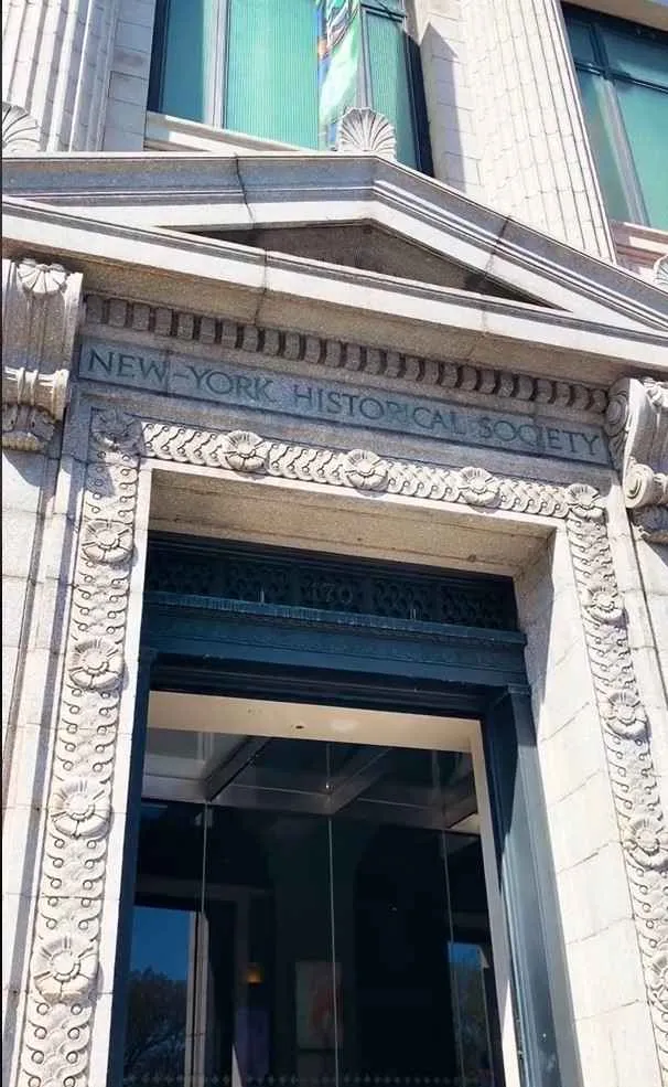 El guion en el nombre de la New-York Historical Society genera intriga.