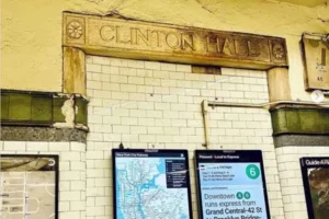 Esta puerta sellada alguna vez llevó a Clinton Hall desde la estación Astor Place