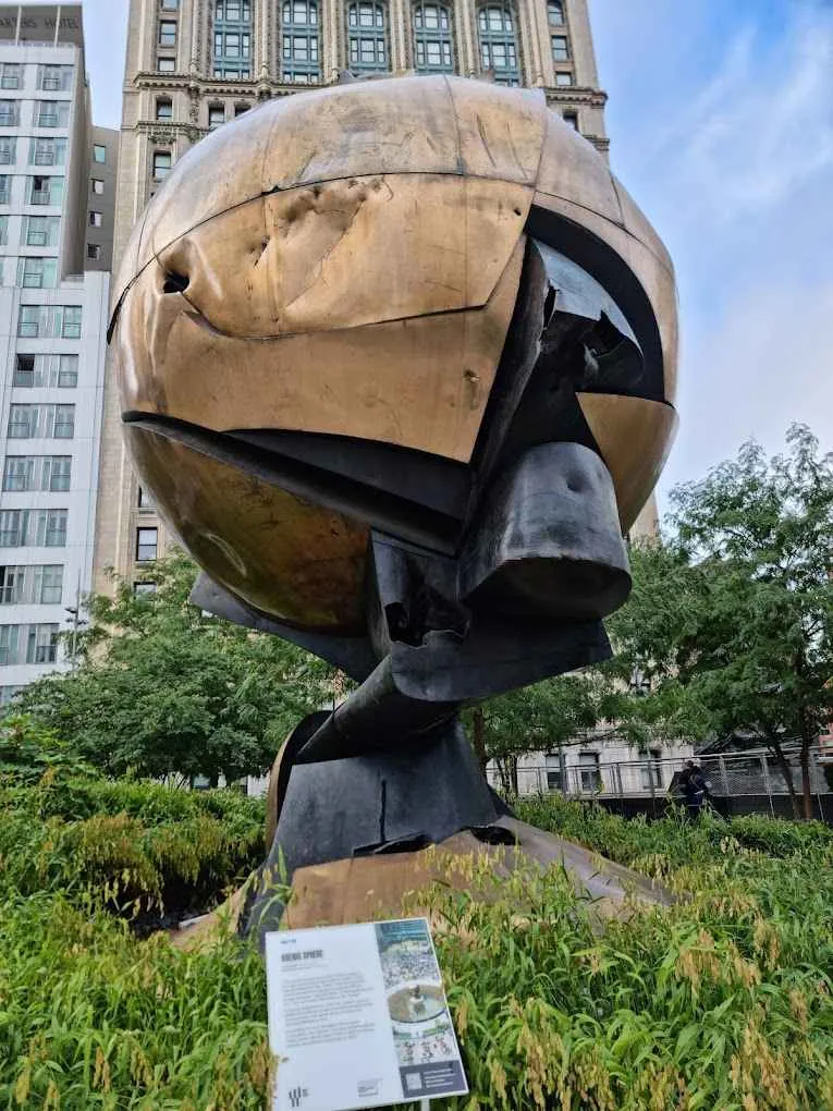 La Esfera Koenig restaurada con vista al Memorial del 11-S.