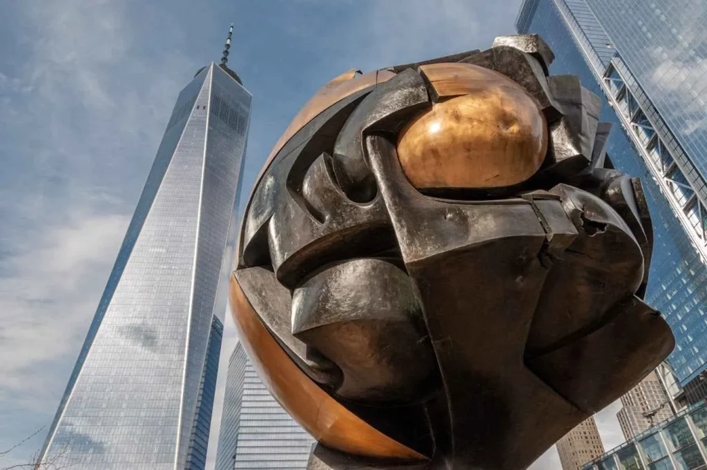 La Esfera Koenig reubicada se erige como un memorial de arte público