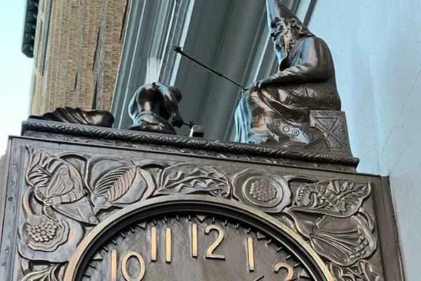 El reloj Wizard of Park Avenue en la calle 32