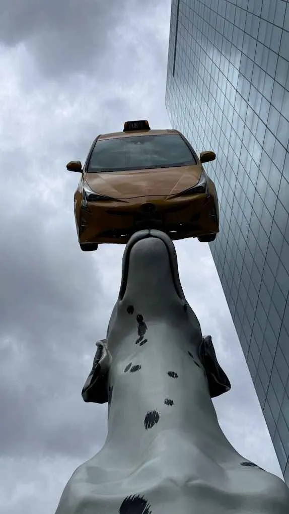 el perro gigante y el taxi de nueva york