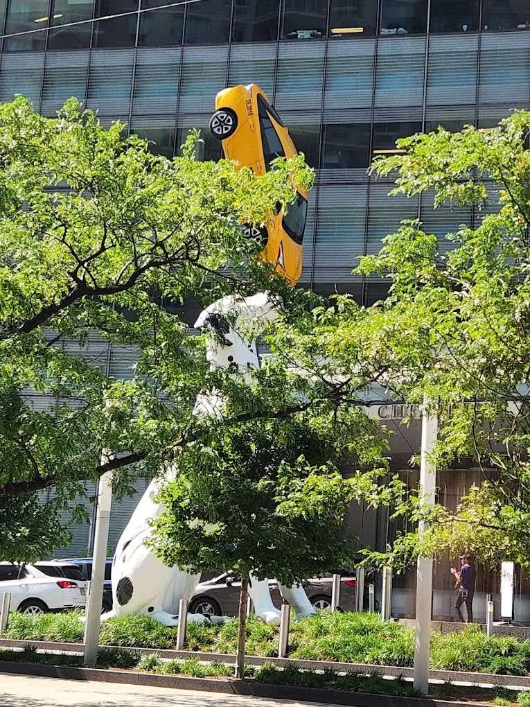 Escultura de dálmata y taxi "Spot