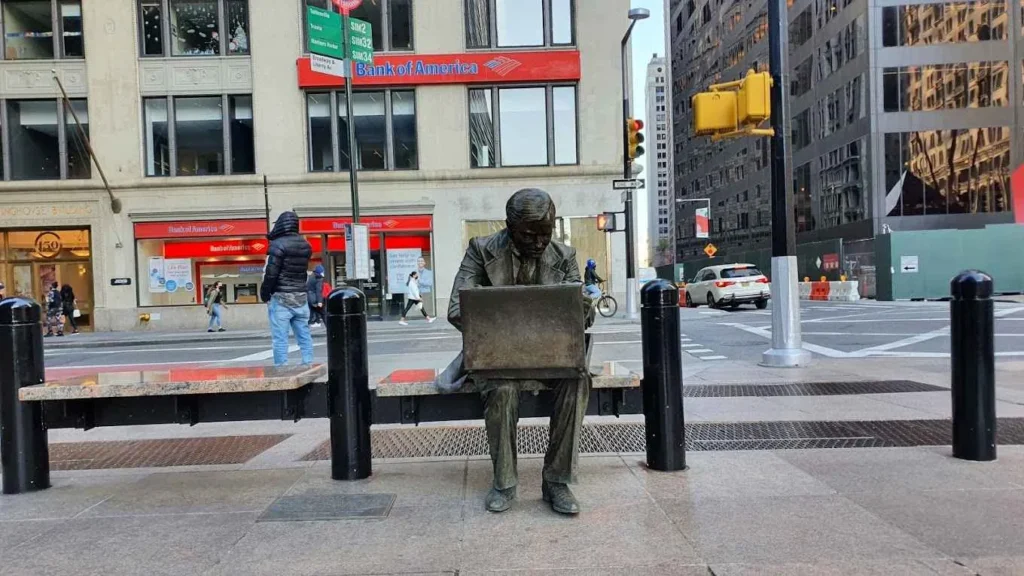 Escultura de un hombre de negocios en Liberty Place, un homenaje al 11 de septiembre.