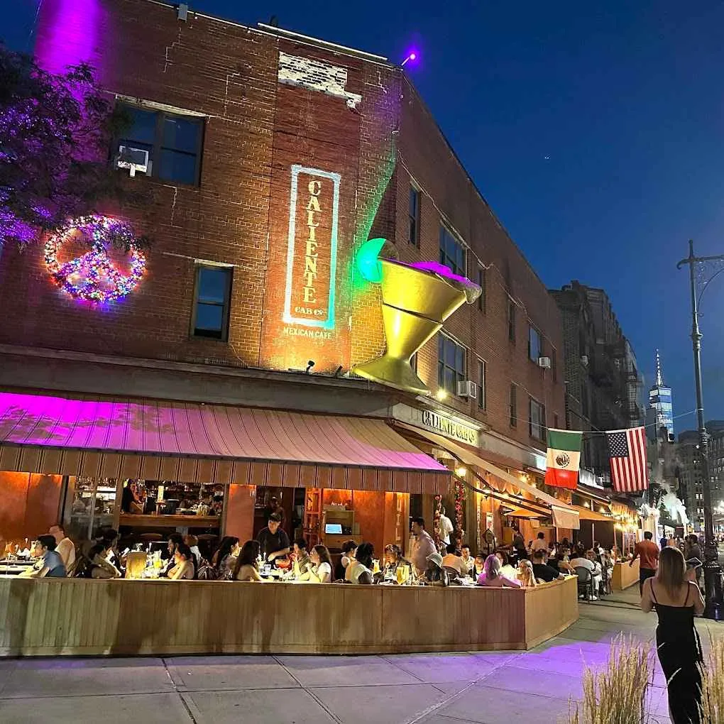 La margarita congelada que se eleva frente a Caliente Cab Co en West Village