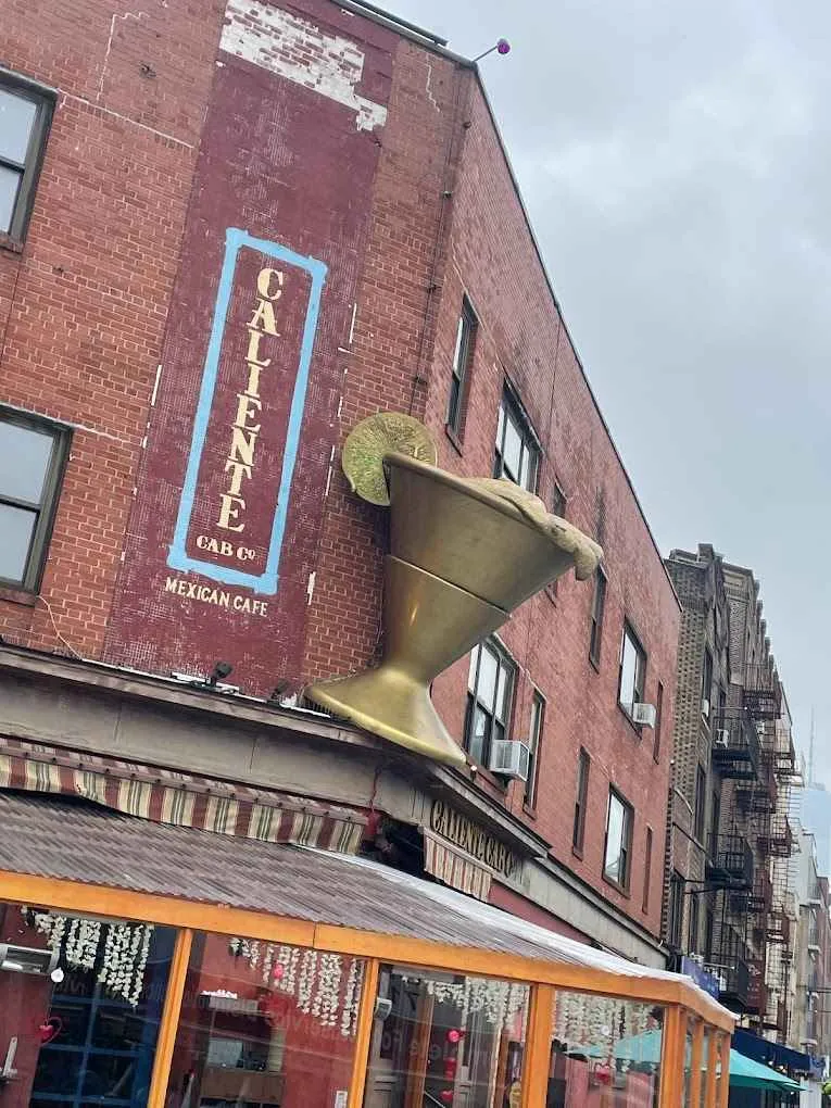Estatua festiva de margarita congelada en Caliente Cab Co en NYC