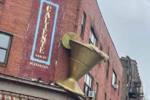 La escultura de margarita congelada de seis pies en Caliente Cab Co.