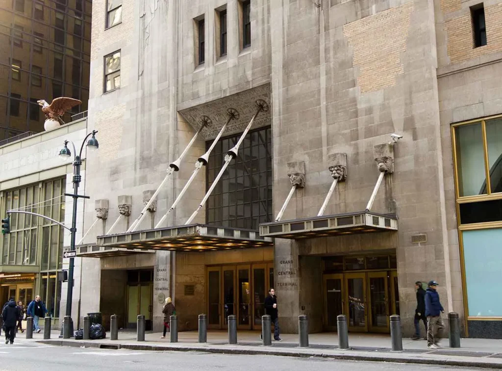 Una escultura de rata de bronce cerca de la entrada de Grand Central