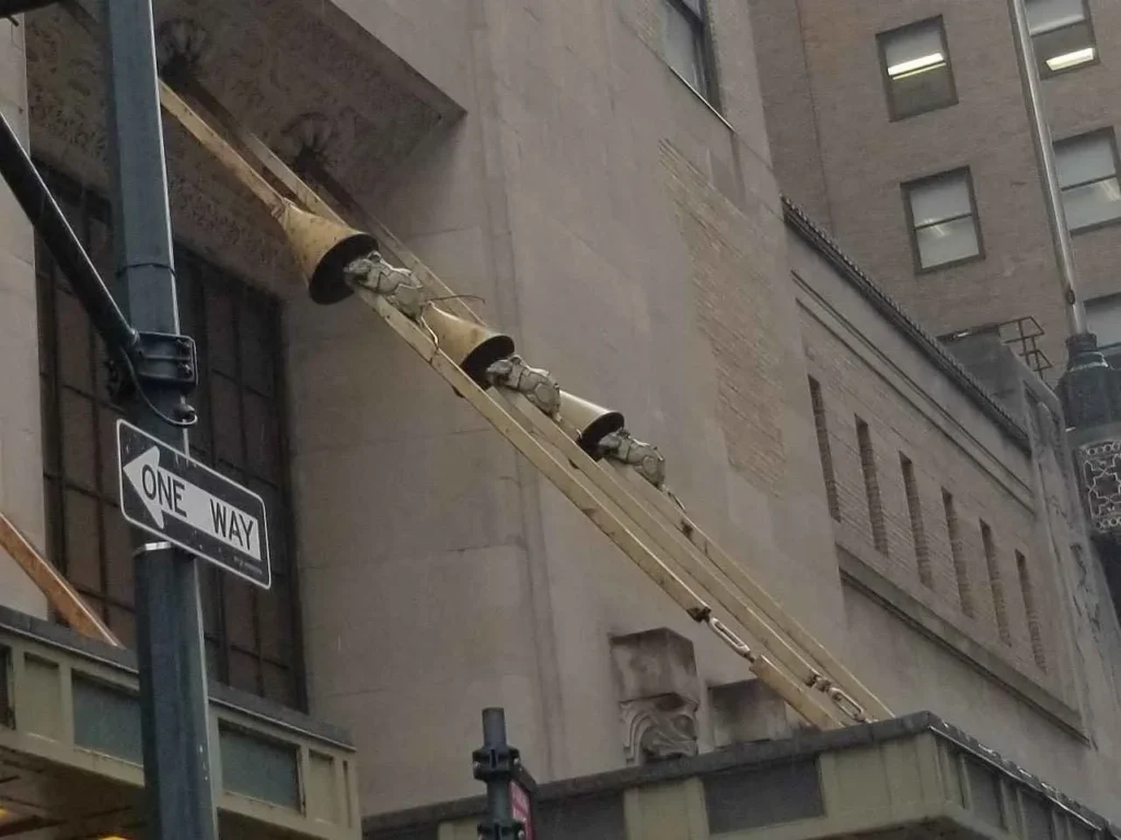Figuras de ratas ocultas en el lado oeste del edificio Graybar