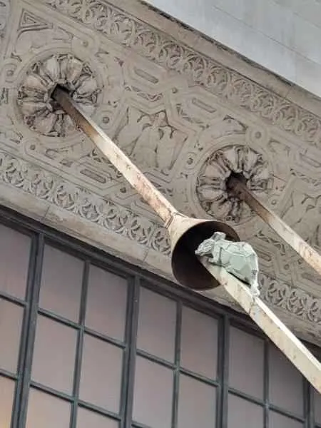 Ratas de metal integradas en el diseño decorativo del edificio