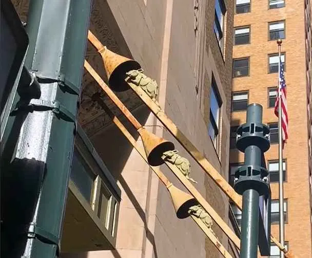 Escultura de rata de bronce en la fachada del edificio Graybar