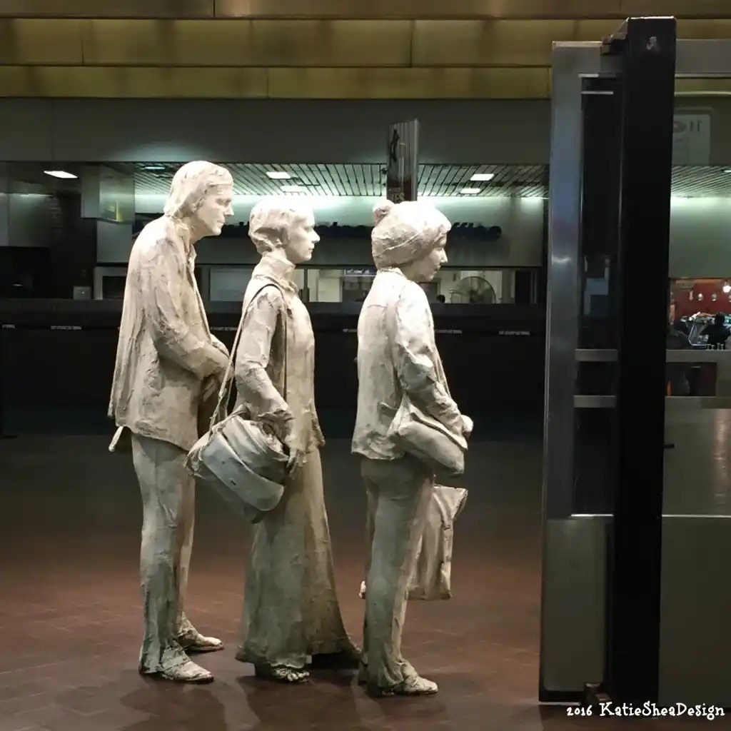 The Commuters, una escultura de George Segal de 1980, ubicada en la terminal de autobuses Port Authority.