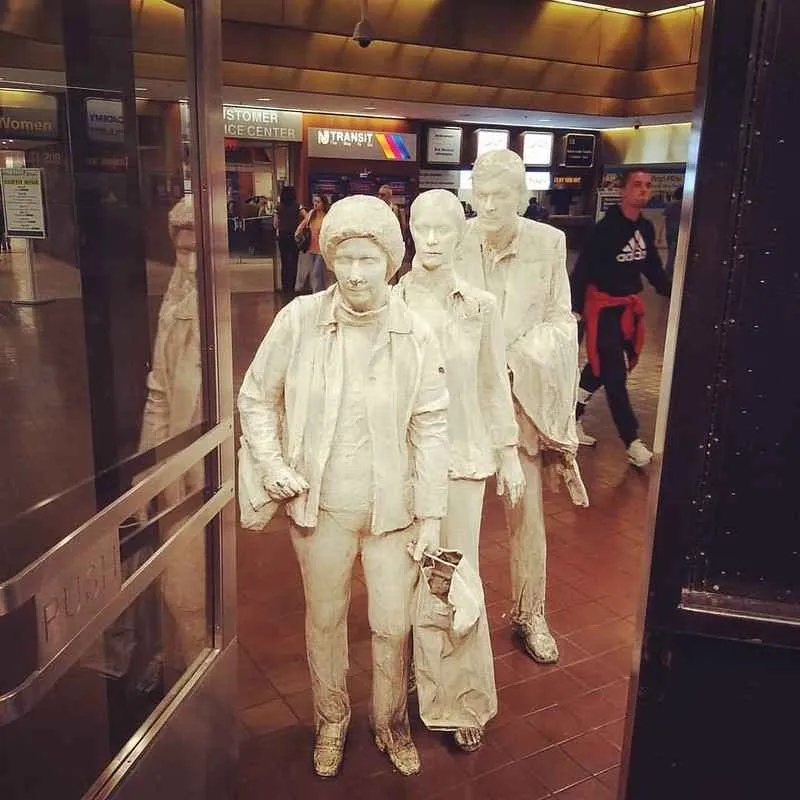 Escultura The Commuters (1980) de George Segal, representando viajeros en la terminal de autobuses Port Authority.