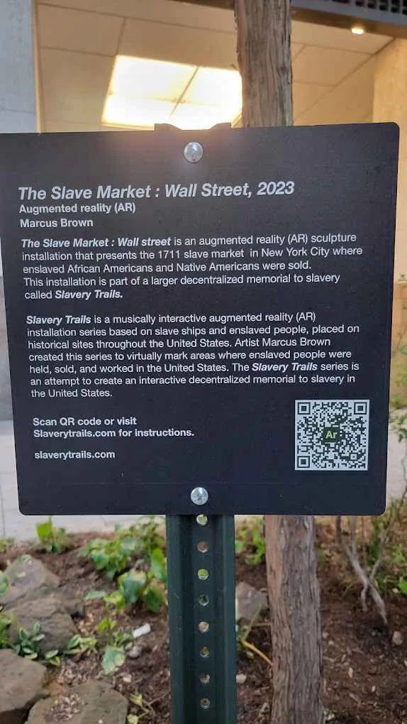 Una placa histórica en el Bajo Manhattan que conmemora el antiguo mercado de esclavos de la ciudad.