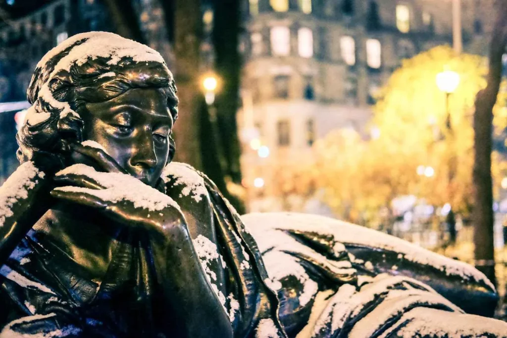 Audrey munson en invierno cubierta de nieve
