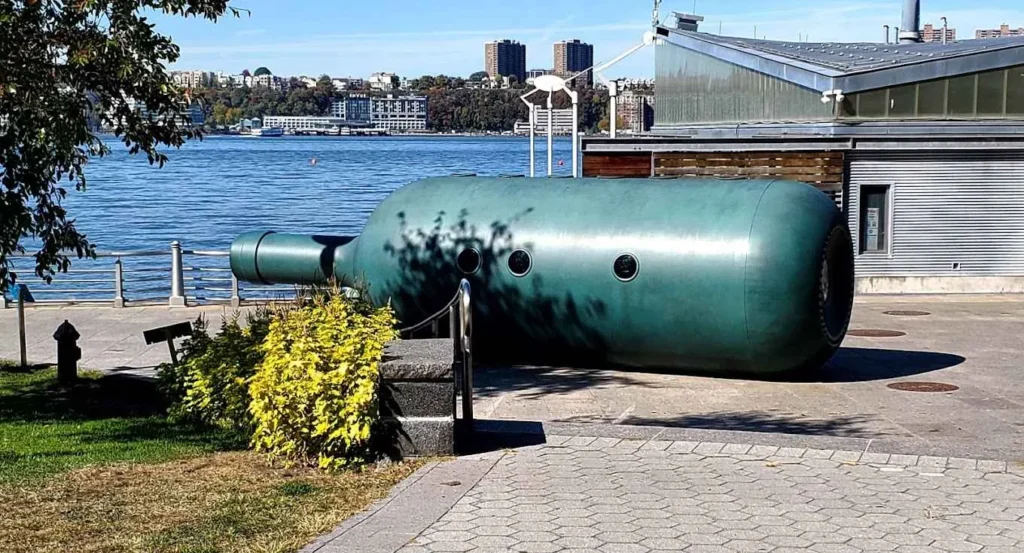 puerto 96 hudson river park con escultura de botella gigante