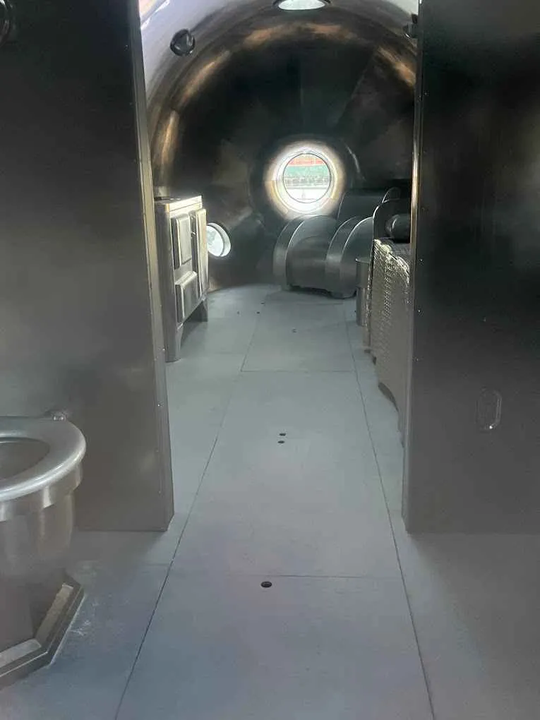 camarote similar al queen mary dentro de la escultura de una botella gigante