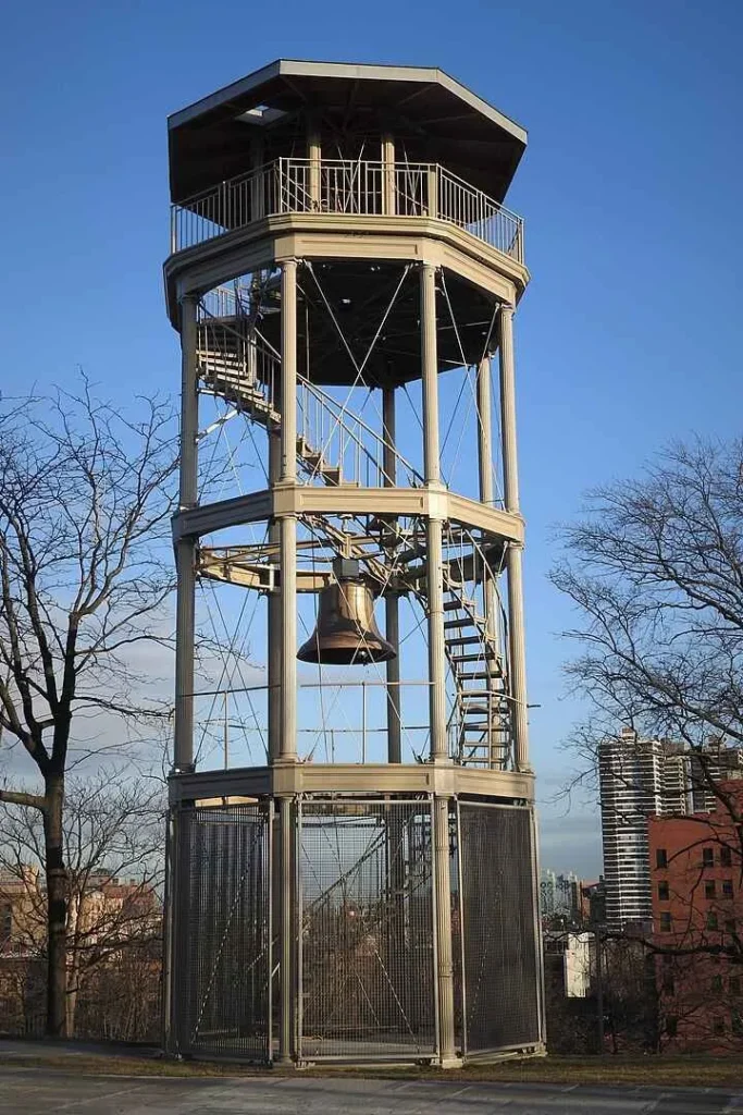 Mirando hacia el este hacia la torre de vigilancia, restaurada pero cerrada